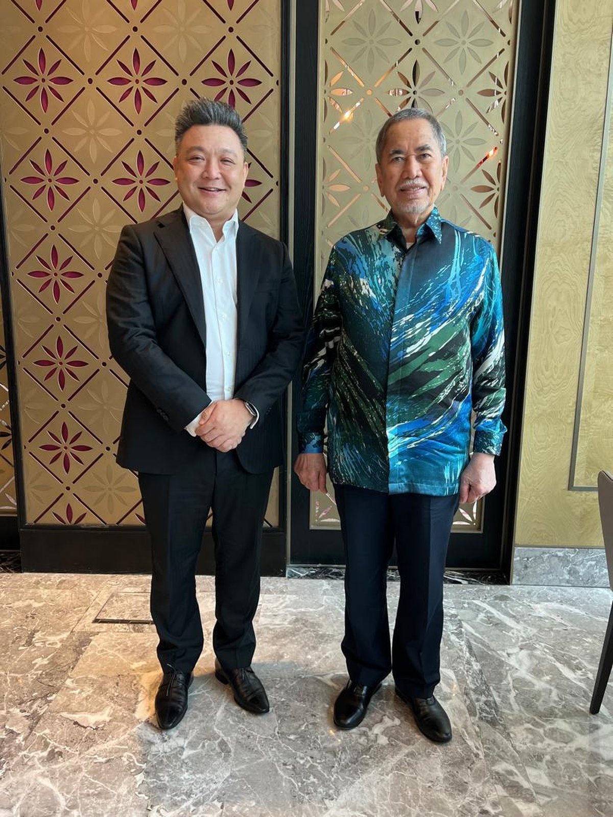 Yang di-Pertua Negeri of Sarawak, Tun Pehin Sri Dr. Haji Wan Junaidi bin Tuanku Jaafar, standing with James Won.
