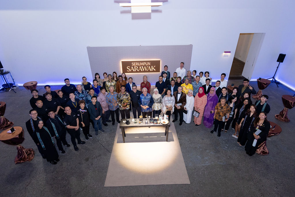 The delegation and guests together in the Serumpun Sarawak room