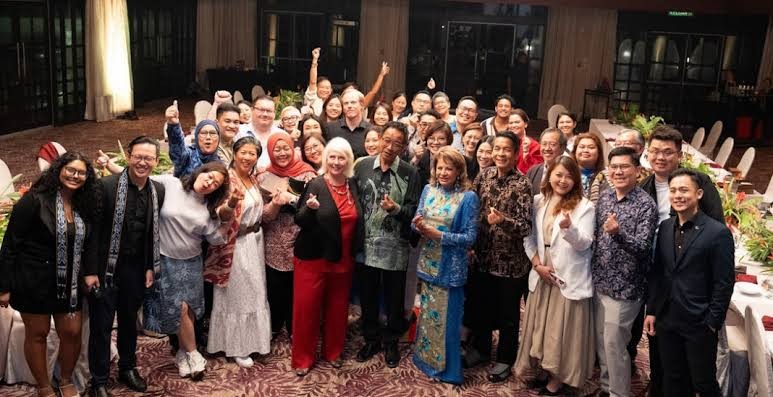 Hosts, chefs and guests of the Mulu chapter gathered for a group photograph in the dining room, thumbs raised